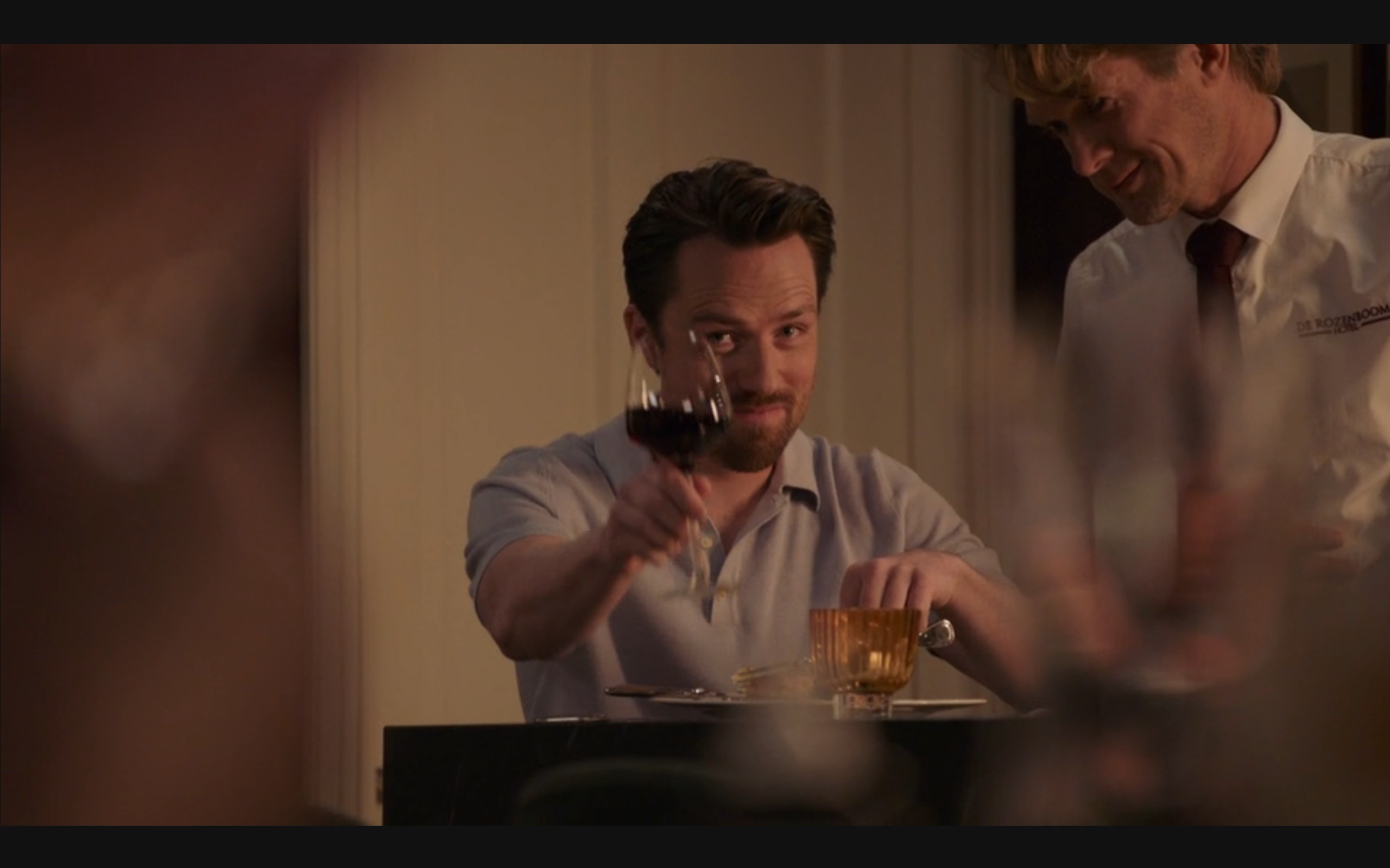 Haakon probeert Shanti en Nina te verleiden